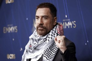 Javier Bardem apareció en la alfombra roja con un pañuelo de Palestina y pidió el fin del genocidio en Gaza.