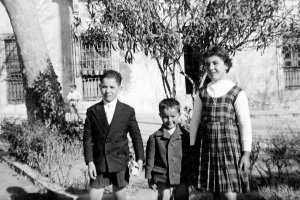 Niños con sus juguetes en una mañana de domingo en la Plaza de Los Olmos a finales de los años 50. Al fondo, una de las casas desaparecidas.