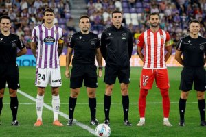 Arcediano Monescillo con los capitanes en la foto previa al partido Valladolid-Almería del pasado sábado.