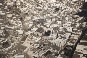 Vista aérea del núcleo primitivo y el Barrio de Adra, años 60.