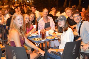 Imágenes de la 'pizza party' de este martes en el Paseo Marítimo.