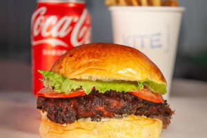 KITSU, la hamburguesa creada por Kite Burger y Katsu Izakaya.