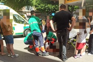 Sanitarios atienden a la mujer atropellada.