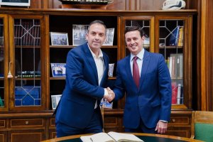 El alcalde de Antas, Pedro Ridao, y el presidente de la Diputación, Javier A. García, durante una de sus reuniones.