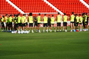 Charla de Rubi a la plantilla en el Estadio de los Juegos Mediterráneos.