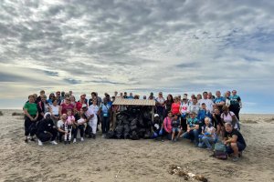 Acción de recogida de basura en la playa realizada en 2024.