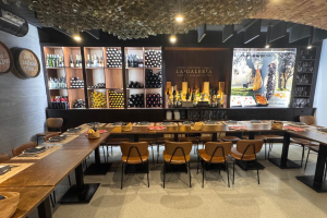 Las mesas preparadas antes de la reunión del club.