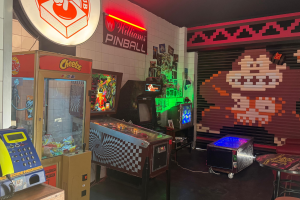 Una de las estancias que recoge la esencia de Arcade Club: decoración retro, pinballs y consolas antiguas