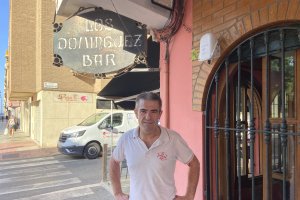 Manolo Domínguez frente a la puerta del bar familiar Los Domínguez.