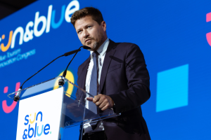 Tim Ott, director del Sun&Blue Congress, durante una intervención en la pasada edición del congreso que reunión a miles de asistentes.
