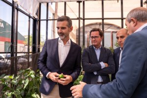 El consejero Ramón Fernández-Pacheco asiste en El Ejido a la firma del convenio entre la Escuela Agraria de Vícar y el Restaurante La Costa.