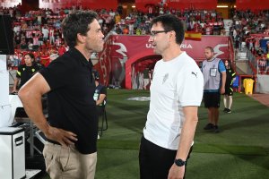 El saludo entre dos entrenadores comedidos que saben medir las palabras.