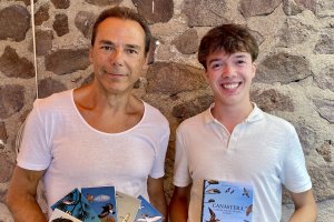 Ignacio Cano junto al autor de la entrevista con la guía de aves de Almería.