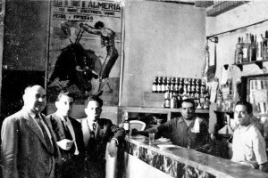 Francisco Joya, con la servilleta sobre el hombro, cuando regentaba el bar Andalucía en la calle de las Posadas.