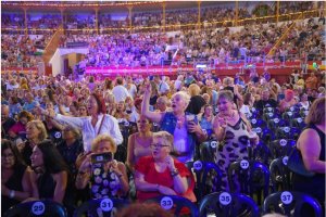 Asistentes al concierto de Los Pecos en la Plaza de Toros de Almería, en una foto de Juanjo Leal.