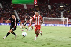 Chirino es bueno en ataque y blando en defensa generando dudas atrás.