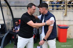 Raúl Llona saluda a Pablo Hernández en el iba a ser su último partido con la Leonesa.