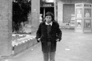 El niño José López Puertas en la Plaza de San Pedro con su recién estrenada trenka de color azul marino. Año 1974.