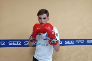 El joven púgil (16 años) posa para LA VOZ después de la entrevista en la Cadena SER Almería.