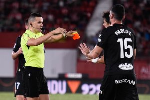 Los jugadores del Sporting de Gijón protestando a Pérez Hernández en el choque del pasado sábado.