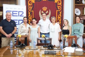 Presidente de Afipintura, Miguel Ángel García; presentadora de la gala, Cristina Ramírez; Reina Juvenil 2024, Marta Núñez; alcalde, Alfonso García; la pregonera, Francisca Soler; la periodista, Rocío Sánchez; y la concejal de Festejos, Antonia Marín.