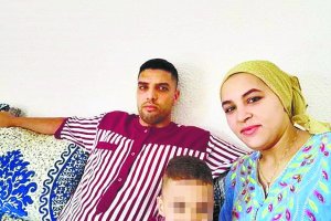 El Houcine Nmeg, con su esposa e hijo, lleva 18 años trabajando en España.