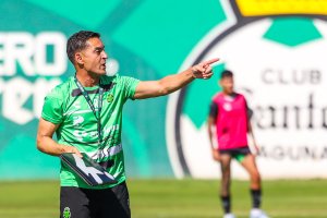 El míster almeriense del Santos Laguna mexicano en un entrenamiento.