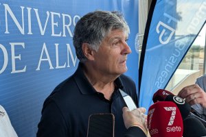 Toni Nadal atiende a los medios.