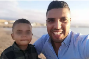 El Houcine Nmeg con su hijo en una playa de Almería.