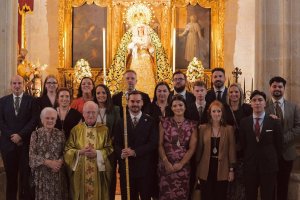 Nueva junta de gobierno de los Estudiantes, ante la Esperanza.