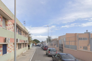 Calle Safo, en El Puche, donde fue hallado el varón apuñalado.