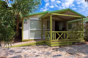 Uno de los alojamientos de este camping en Cabo de Gata.