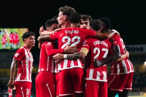 Una piña para festejar el gol de Sergio Arribas en la primera mitad del encuentro en Las Palmas.