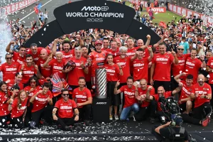 Marc Máruqez con todo el equipo humano de Ducati que le ha ayudado a ser campeón del mundo.