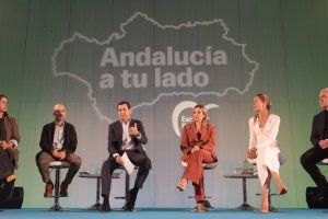 Violeta Ferrer, a la izquierda, en el acto con Juanma Moreno.