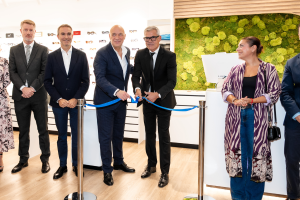 El Cónsul Honorario Alexander Prinzen, el CEO de Carl Zeiss Vision España, Alberto Cubillas, el presidente de la Diputación de Almería, Javier A. García, el Delegado de Empleo, Empresa y Trabajo Autónomo de la Junta de Andalucía, Amos García, la Concejala de Empleo, Comercio, Juventud y Emprendimiento, Lorena Nieto