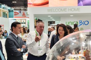 Javier A. García y Carmen Crespo visitando el stand de UNICA junto a José Martínez Portero.