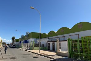 La fachada de la nave que da a la acera donde se encontró el coche dispone de cámaras de seguridad.