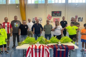 foto de familia con motivo del homenaje tan especial y bonito celebrado en el Pabellón de Deportes de Macael, tierra de la que salieron grandes futbolistas y repleta de buenas personas.