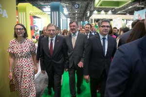 El ministro de Agricultura, Pesca y Alimentación, Luis Planas, presidió la inauguración de Fruit Attraction 2025. El ministro estuvo acompañado por el presidente de FEPEX, Cecilio Peregrín,