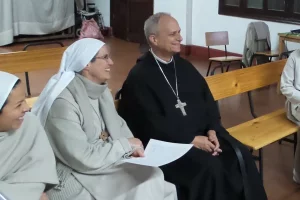 Carmen Toledano junto a Robert Prevost, futuro Papa León XIV.