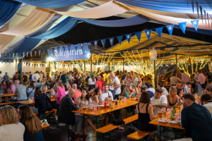 El gran ambiente del Oktoberfest en Almería el año pasado.