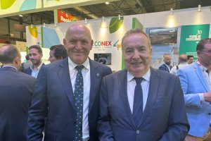 José Luis Heredia, de Cajamar, con Pedro M. de la Cruz, director de La Voz de Almería.