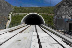 Vía montada en placa en túnel.