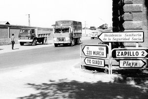 En 1965, en el cruce de la Carretera de Ronda con la de Cabo de Gata se colocaron varias señales para orientar a los conductores.