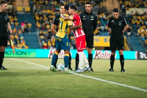 Embarba, capitán en Las Palmas, se abraza a Jonathan Viera.