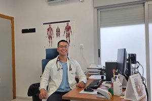 El doctor Tai Yuan Lin en su consulta en Níjar.