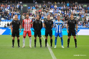 Leo Baptistao, capitán del Almería en el Estadio de Riazor.