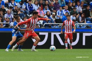La calidad llevaba al Almería a plantarse con la pelota en el área del Depor, sin pegada.