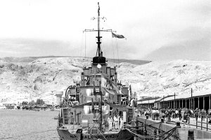 El cañonero Martín Alonso Pinzón en el puerto de Almería con cientos de personas en el muelle.